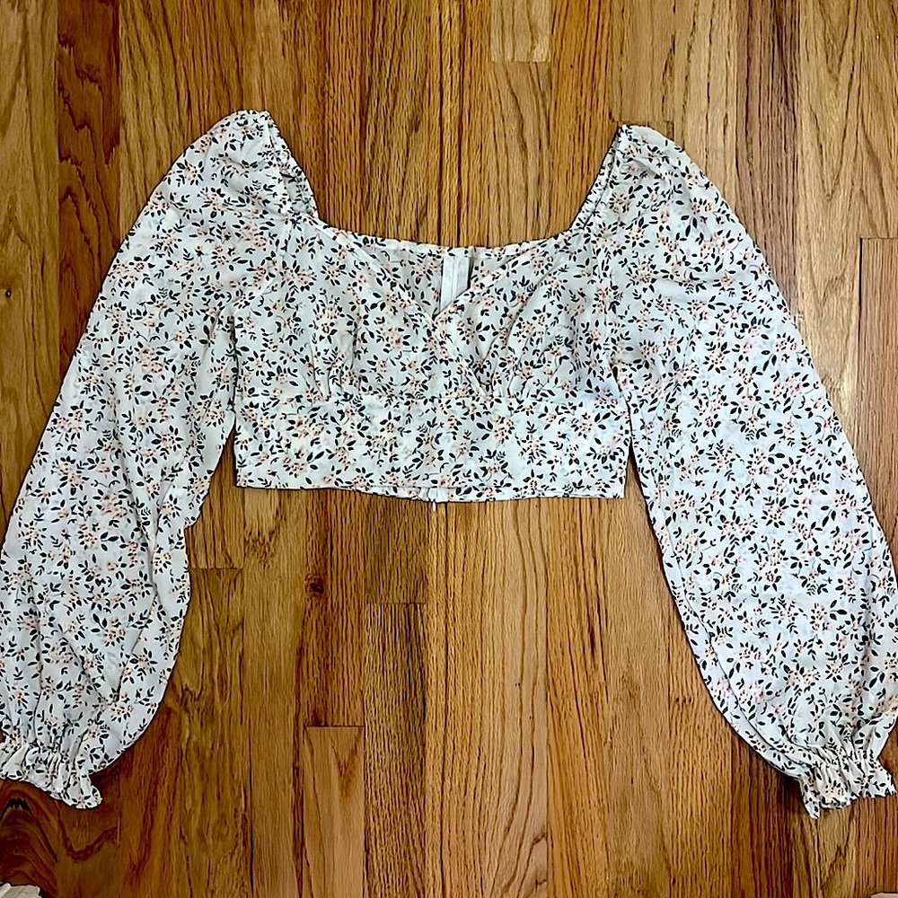 White floral long sleeve crop top